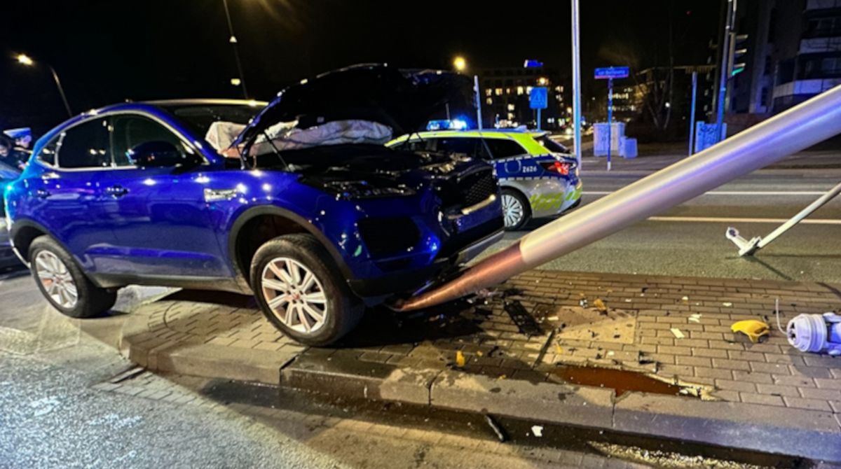 Pijana kierująca wjechała Jaguarem w sygnalizację na Mokotowie.