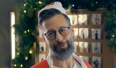 Szymon Majewski w reklamach Plusa: stracił na wyrazistości i humorze, ale wzbudza sympatię (opinie)