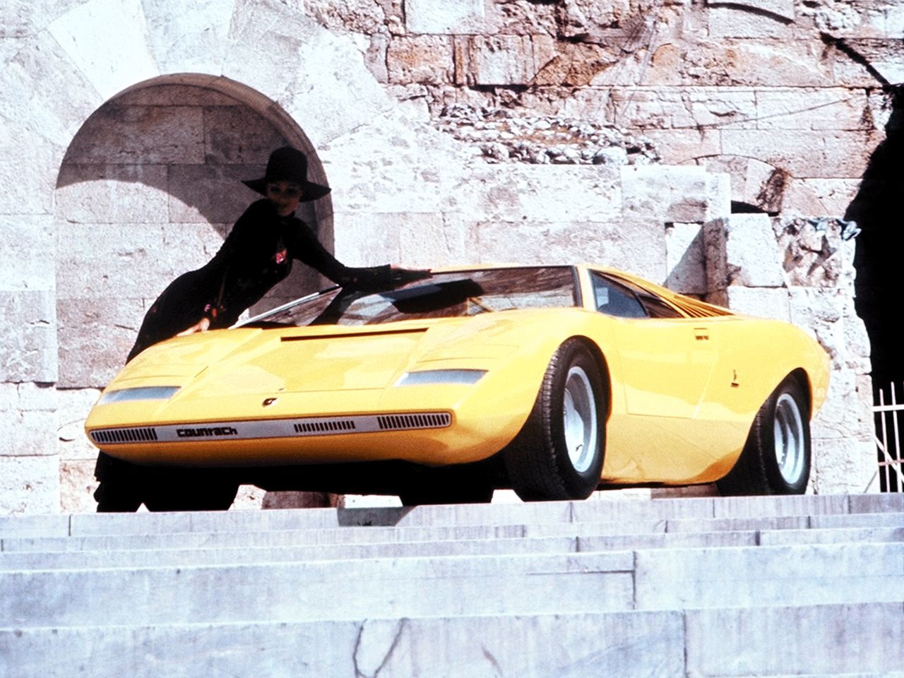 Od dekad z V12: ewolucja hipersamochodów Lamborghini 22
