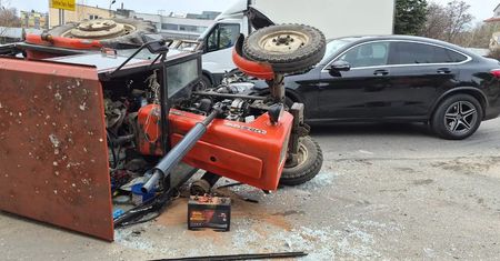 Starachowice: Mercedes uderzył w ciągnik, Ursus przewrócił się na bok