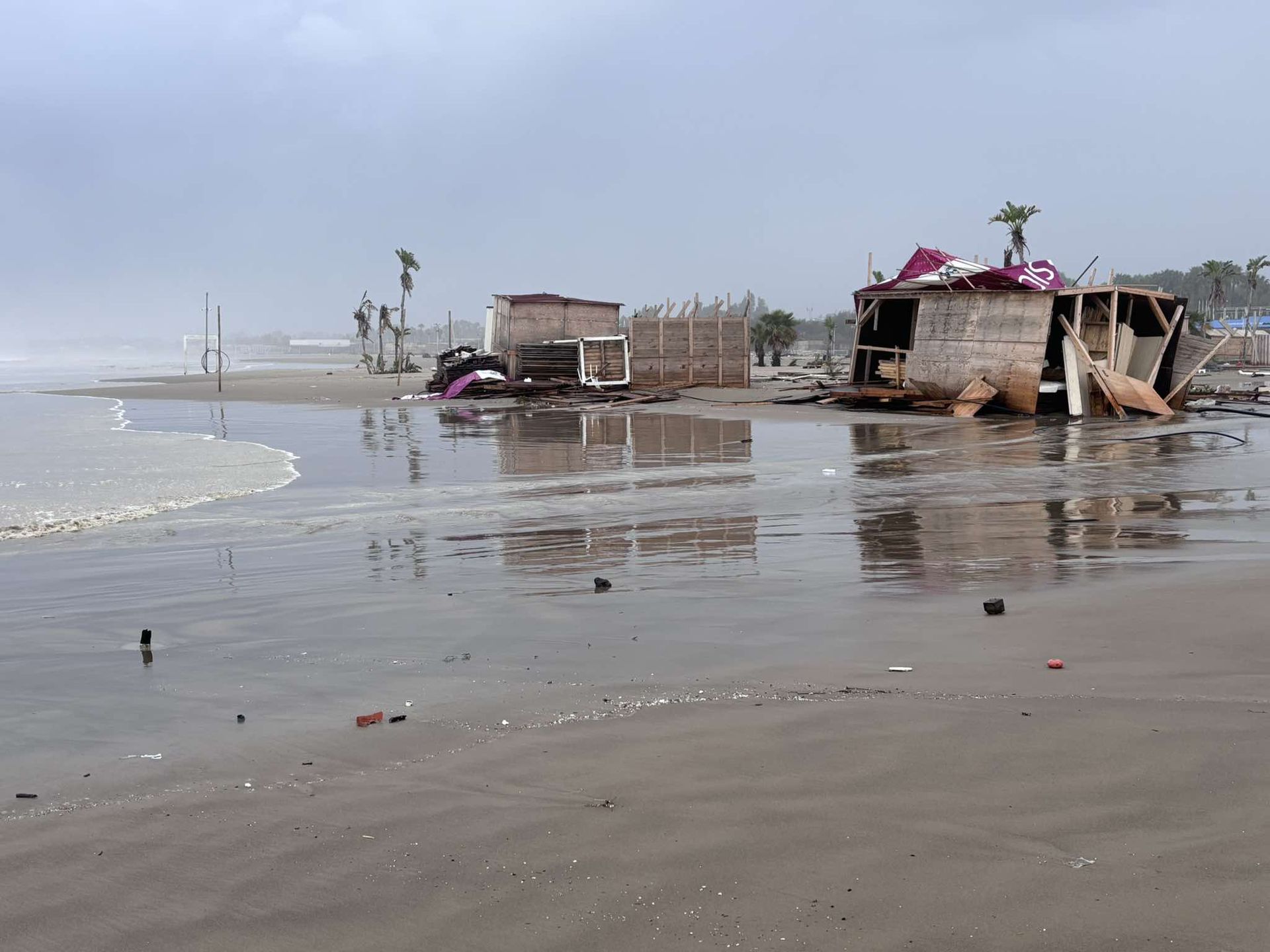 Na Sycylii zniszczenia spowodowane przez huragan widać na każdym kroku
