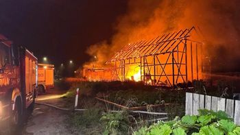 Ignalin: Ogromny pożar stodoły. W środku 1,5 tony akumulatorów