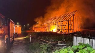 Ignalin: Ogromny pożar stodoły. W środku 1,5 tony akumulatorów