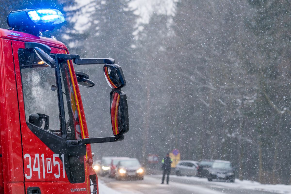 Wóz strażacki skierowany do wypadku drogowego