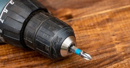 Włamali się do auta i skradli elektronarzędzia. Właściciel pozostał bez sprzętu do pracy