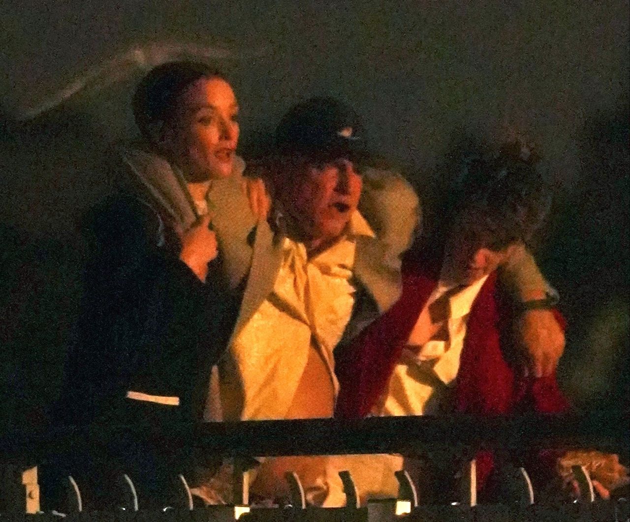 Wygląda źle, a to plan filmu. Aktora ciągnęły koleżanki