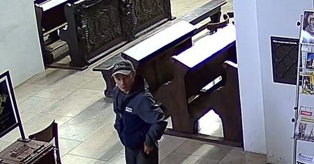 Wszedł do kościoła, ściągnął czapkę. Policja szuka sprawcy kradzieży
