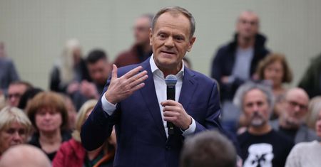 "W starciach z wyborcami PiS czuje się jak ryba w wodzie. Ochrona? Nie chce". Kulisy wyjazdów Donalda Tuska