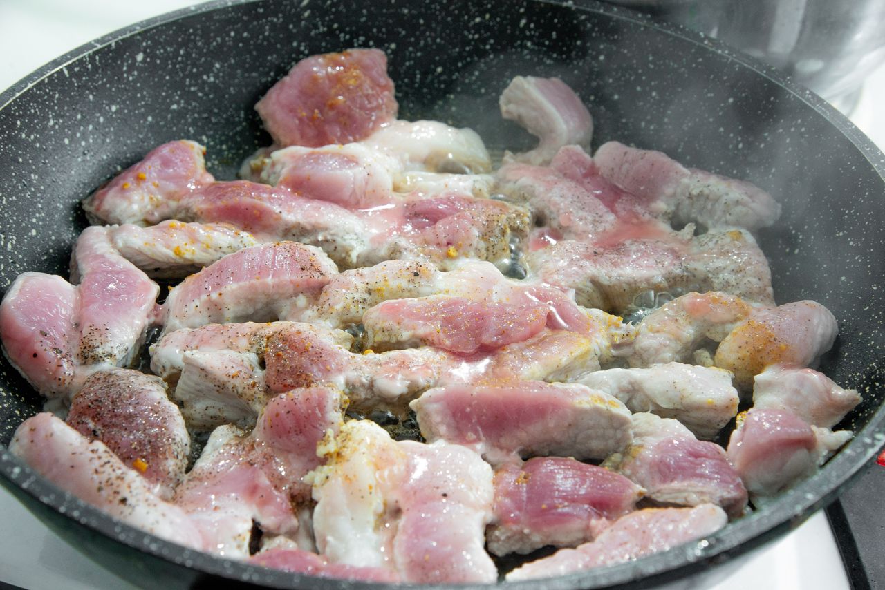 Zajadamy się na potęgę i nie myślimy o skutkach. Te produkty rujnują jelita