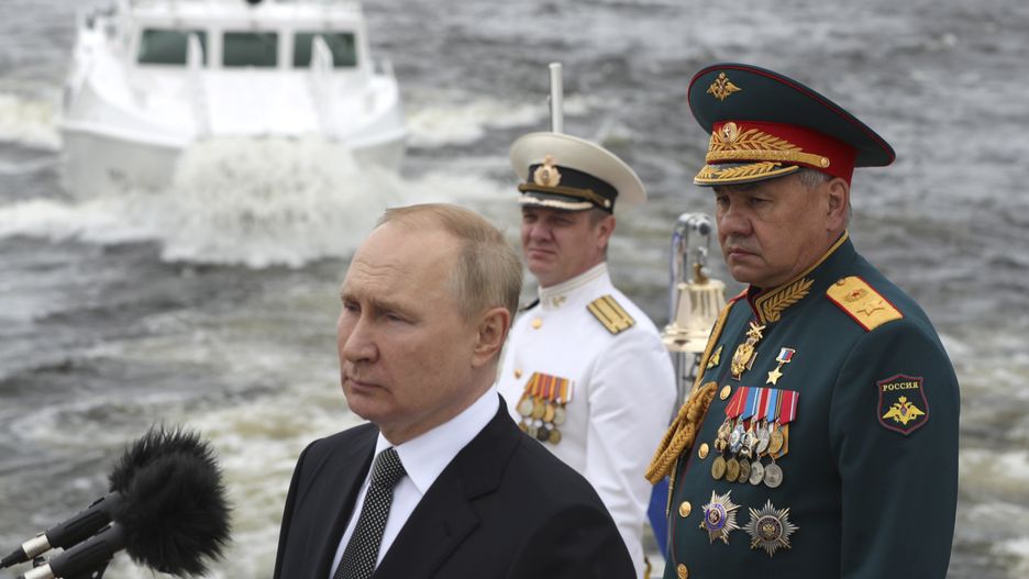 Russian President Vladimir Putin (L), Russian Defence Minister Sergei Shoigu (R) and Admiral Nikolai Yevmenov, Commander-in-Chief of the Russian Navy (C) review warships during the the Main Naval Parade marking the Russian Navy Day in St.Petersburg, Russia, 31 July 2022. Traditionally the Russia Navy Day is celebrated on the last Sunday in July. EPA/MIKHAIL KLIMENTYEV / SPUTNIK / KREMLIN POOL MANDATORY CREDIT Dostawca: PAP/EPA.