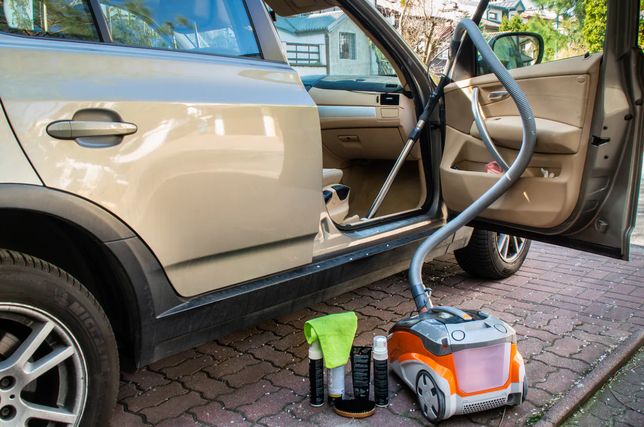 Porządne sprzątanie to jeden z ważnych punktów przygotowania auta do wiosny