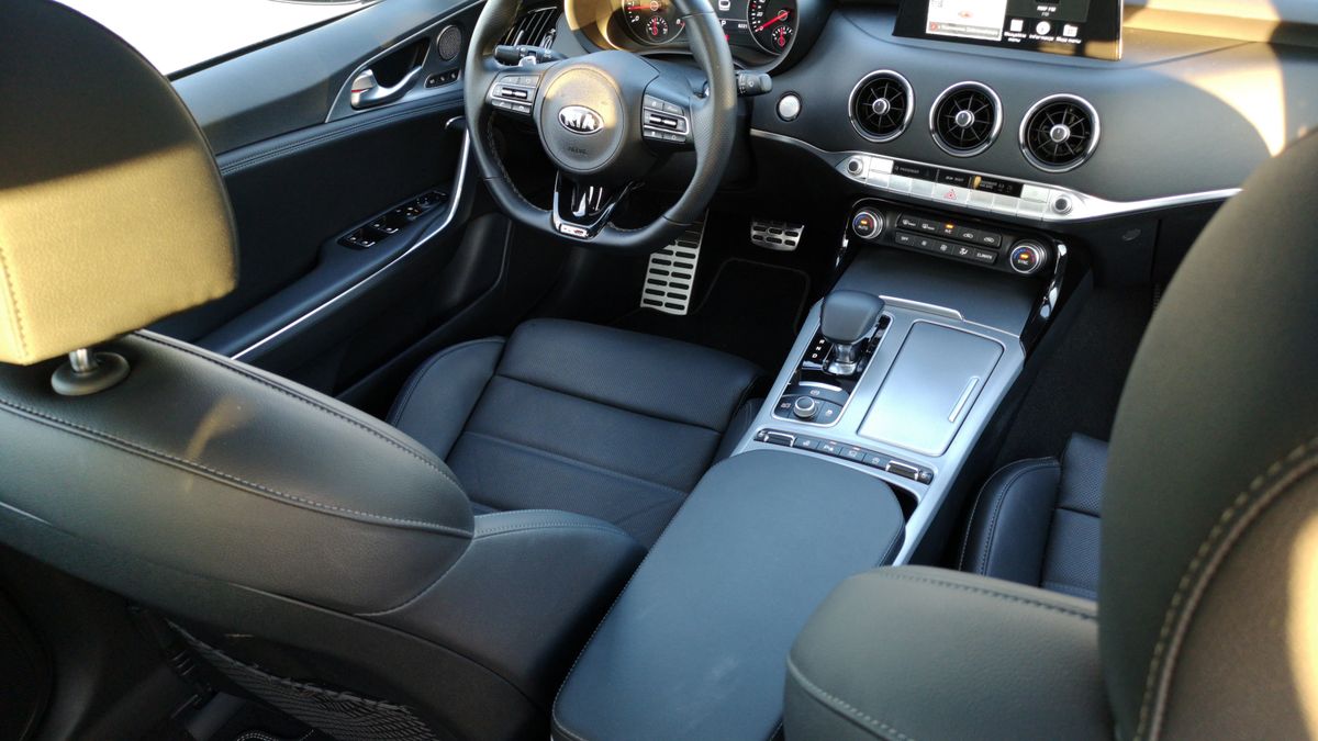 Krótki test Kia Stinger GT Line: Wspomaganie parkowania i audio Harman Kardon 1