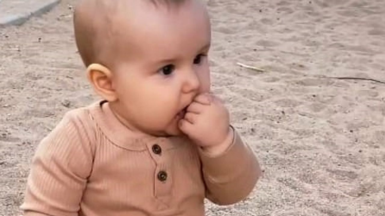 Młoda mama pozwala dziecku wkładać brudne rzeczy do ust. Według niej w ten sposób buduje odporność