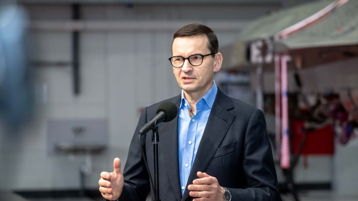 Bygoszcz, 14.11.2022. Premier Mateusz Morawiecki podczas wizyty w Wojskowych Zakładach Lotniczych Nr 2 S.A. w Bydgoszczy, 14 bm., gdzie nastąpił uroczysty odbiór pierwszego amerykańskiego samolotu F-16 USAF. Odbior F-16 nastąpił w ramach podpisanej umowy pomiędzy Wojskowymi Zakładami Lotniczymi Nr 2 S.A. a firmą AAR Government Services INC, na świadczenie wsparcia technicznego dla samolotów F-16 należących do Amerykańskich Sił Powietrznych stacjonujących w Europie, w ramach programu wydłużenia resursów technicznych (Service Life Extension Program � SLEP). (sko) PAP/Tytus Żmijewski