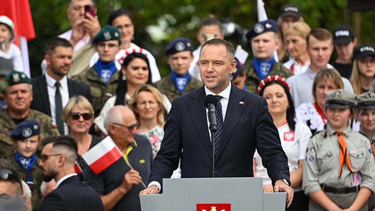 Kolbuszowa, 08.08.2025. Prezydent RP Karol Nawrocki przemawia podczas spotkania z mieszkańcami w Kolbuszowej, 8 bm. Na spotkaniu, nowy prezydent przedstawiał m.in. pierwsze projekty ustaw, o których mówił w kampanii wyborczej. (aldg) PAP/Wojtek Jargiło