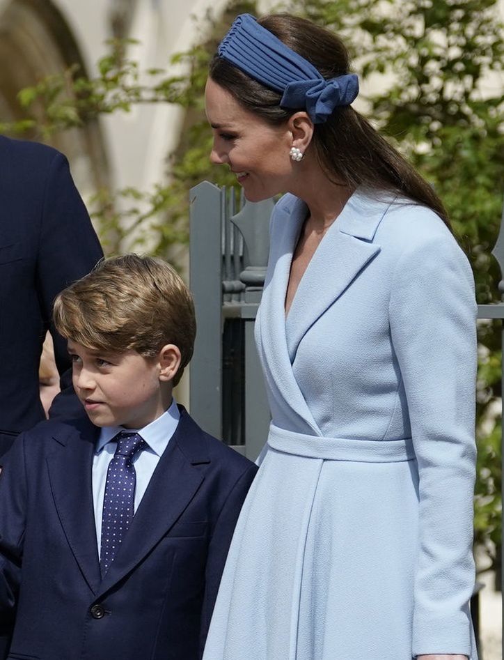 Brytyjska rodzina królewska w drodze na mszę wielkanocną. Kate i William przyciągali wszystkie spojrzenia. George i Charlotte nie byli zadowoleni
