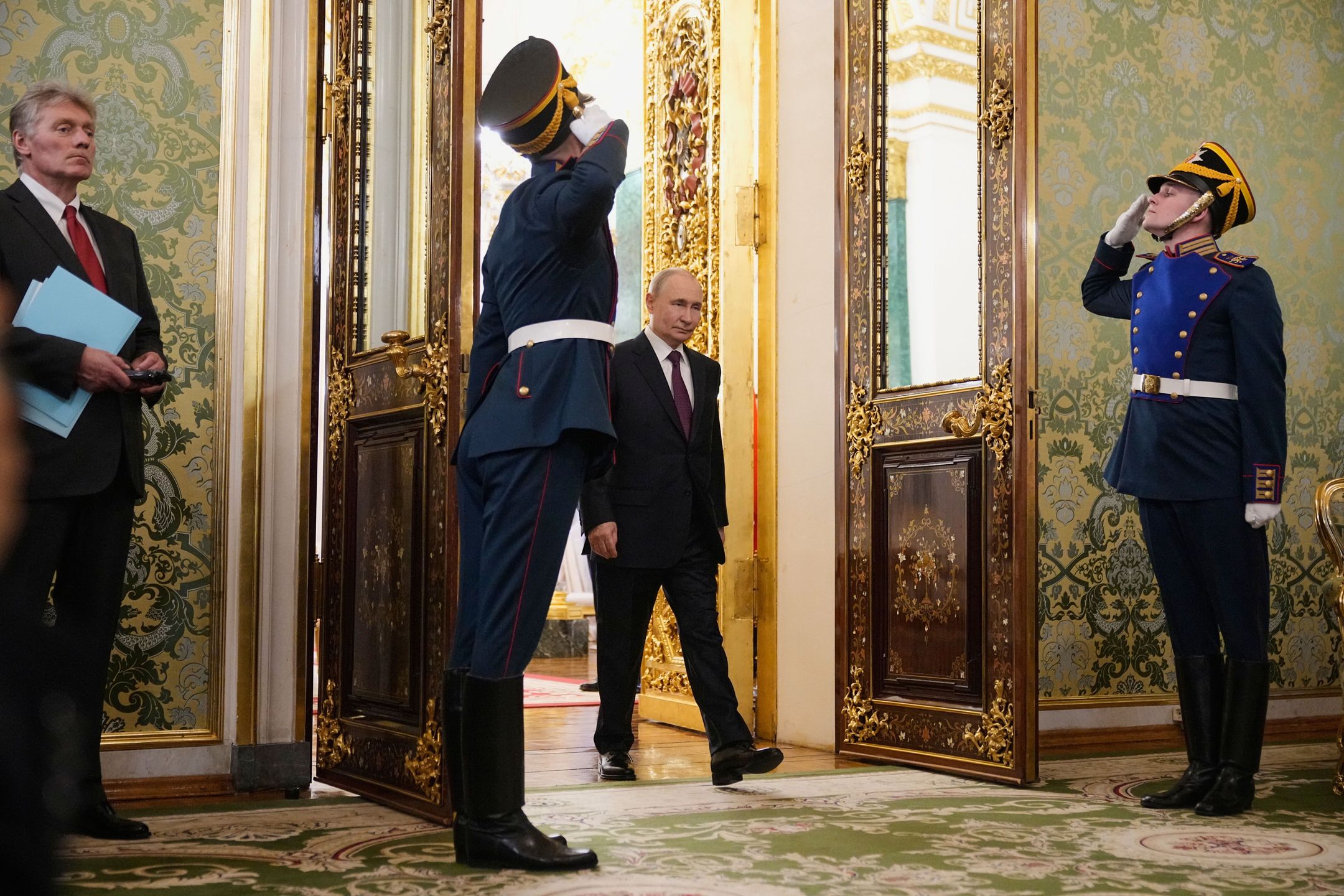 Russian President Vladimir Putin (C) enters a hall for his talks with the interim president of the Republic of Mali as Kremlin spokesman Dmitry Peskov (L) stands at the Kremlin in Moscow, Russia, 23 June 2025. EPA/PAVEL BEDNYAKOV / POOL Dostawca: PAP/EPA.