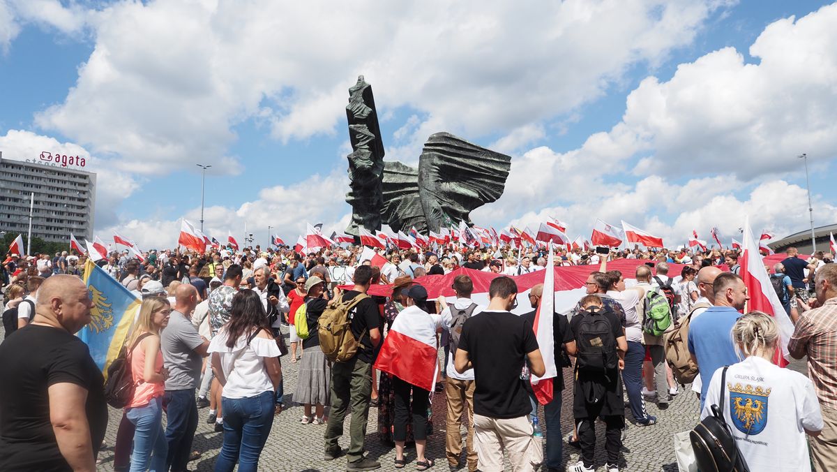 Manifestacja antyszczepionkowców w Katowicach. Tysiące ludzi w centrum miasta 
