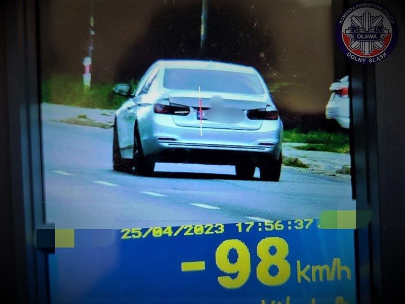 Młody kierowca jechał 98 km/h w terenie zabudowanym