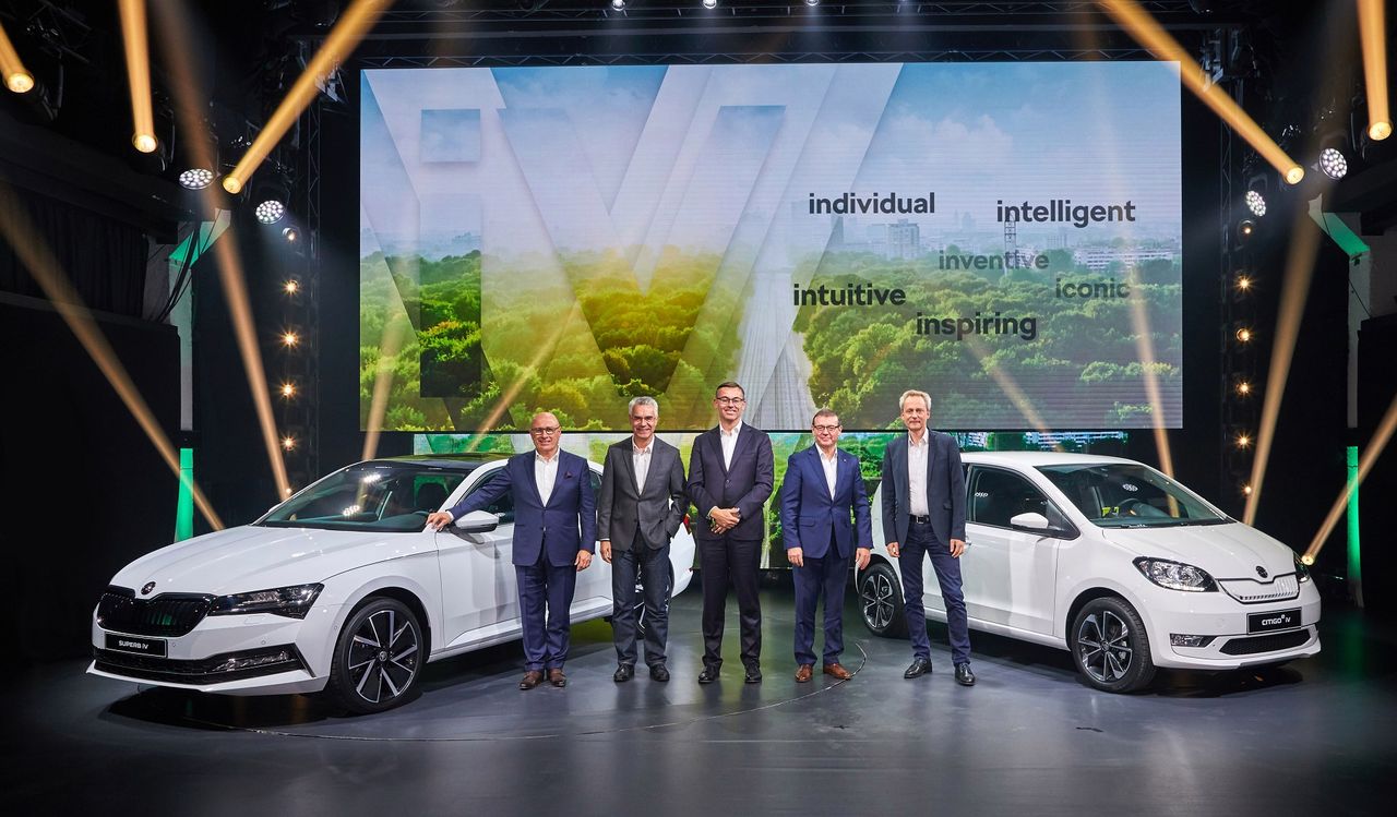 Zelektryfikowane Skody wraz ze swoimi twórcami. Pierwszy od lewej stoi prezes marki Bernhard Maier, pośrodku dyrektor sprzedaży Alain Favey, po prawej dyrektor techniczny Christian Strube (fot. Skoda)