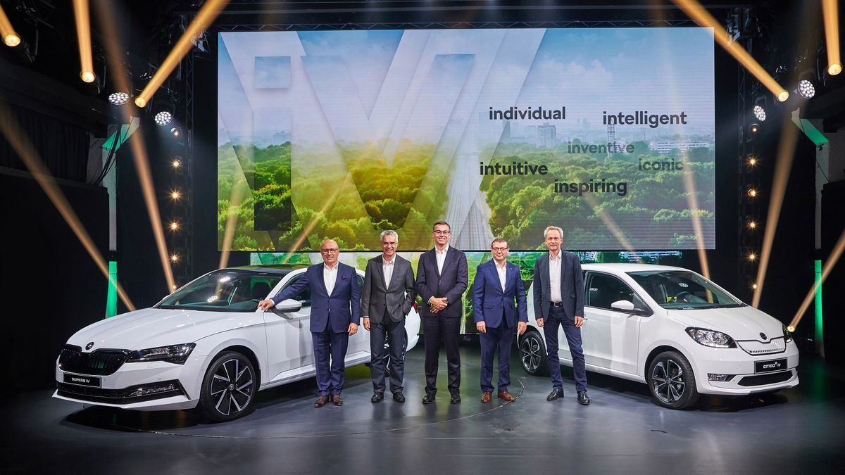 Zelektryfikowane Skody wraz ze swoimi twórcami. Pierwszy od lewej stoi prezes marki Bernhard Maier, pośrodku dyrektor sprzedaży Alain Favey, po prawej dyrektor techniczny Christian Strube (fot. Skoda)