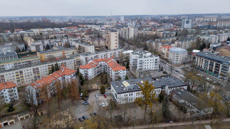 Mieszkańcy osiedla Mickiewicza zwracają uwage radnych na kilka problemów związanych z dogęszczaniem zabudowy.  
