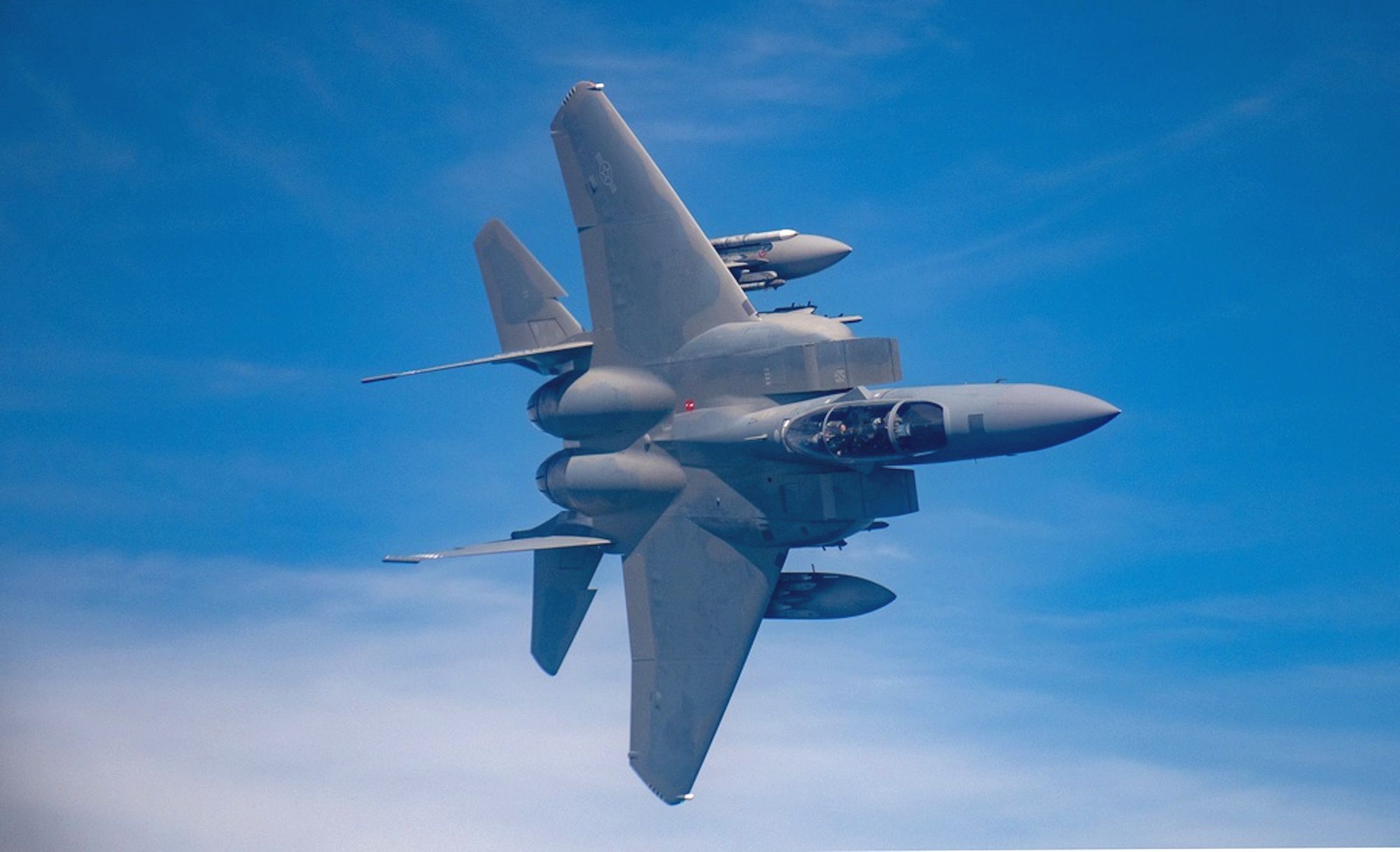 Samolot F-15 - jeden z nosicieli AIM-260