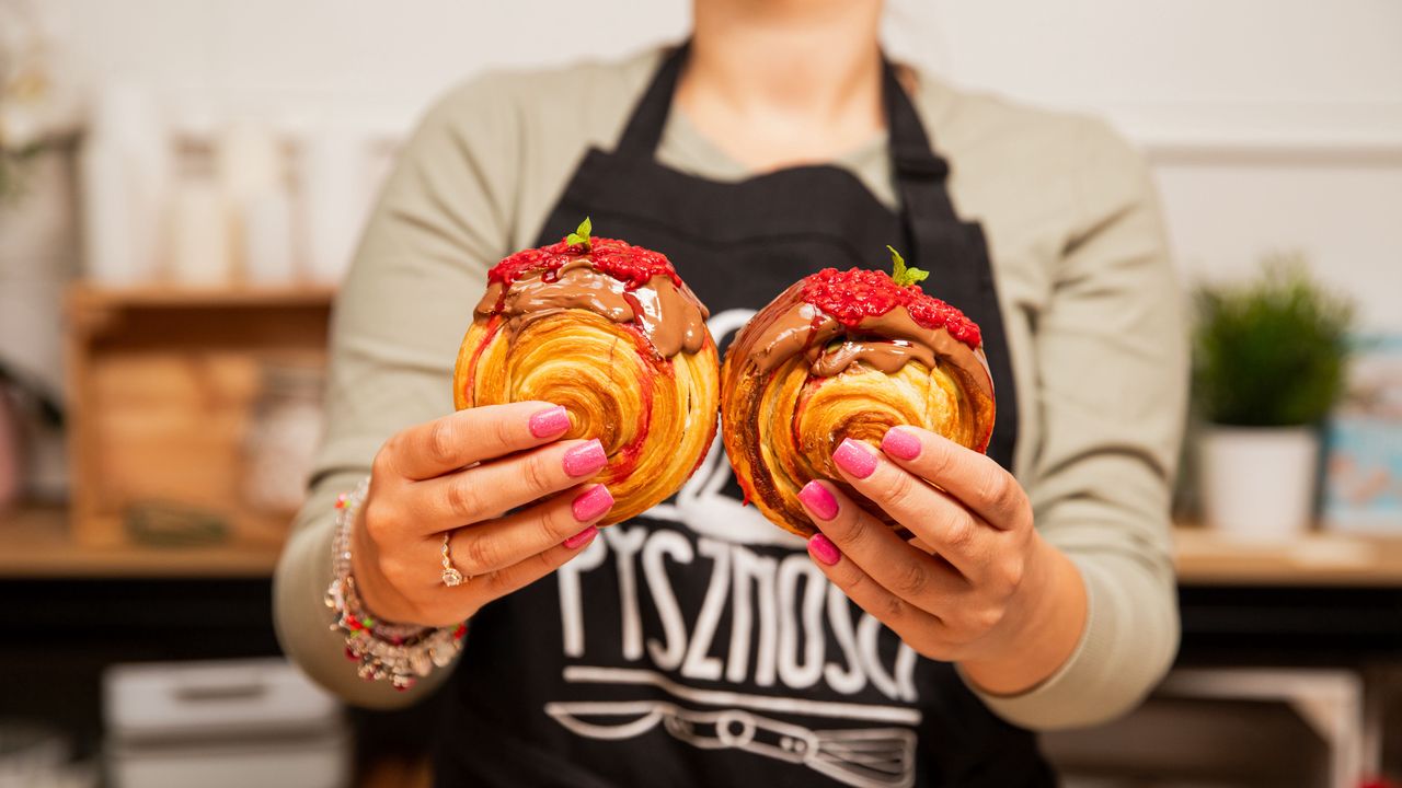 Chrupiące ślimaczki z ciasta francuskiego wypełniam genialnym nadzieniem. Na jednej porcji na pewno się nie skończy
