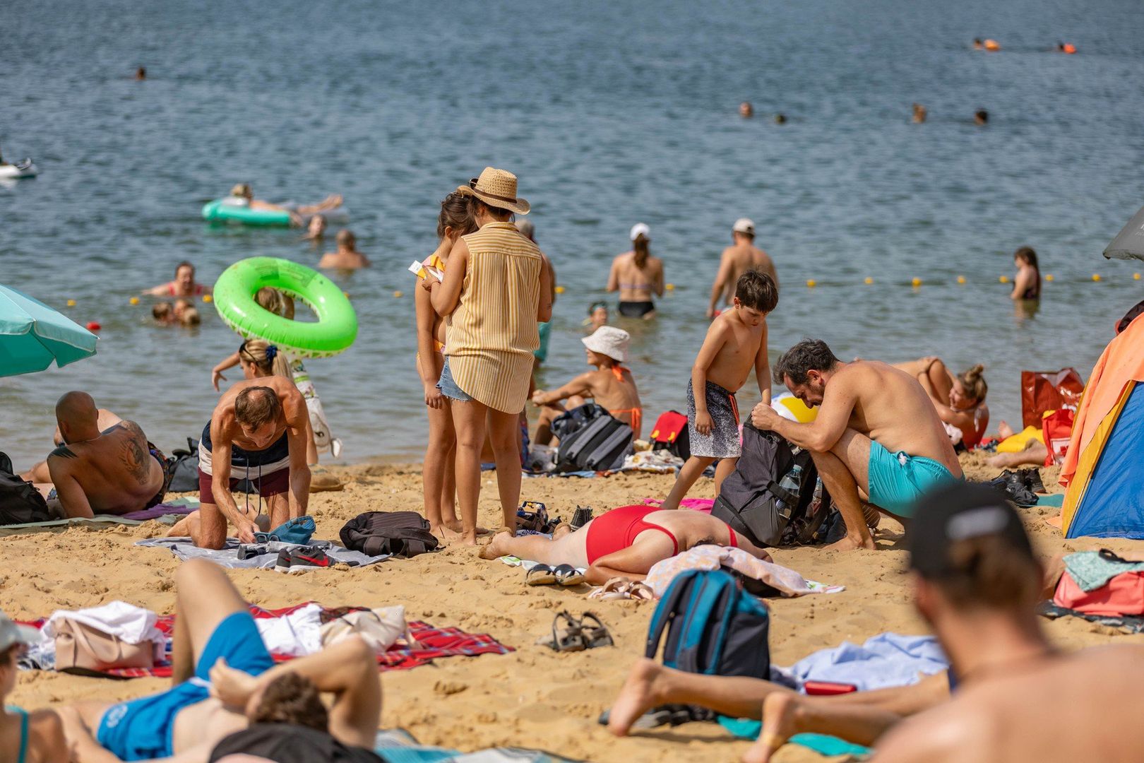 Plaża nad zalewem Bagry to jedno z najpopularniejszych miejsc wakacyjnego wypoczynku w Krakowie