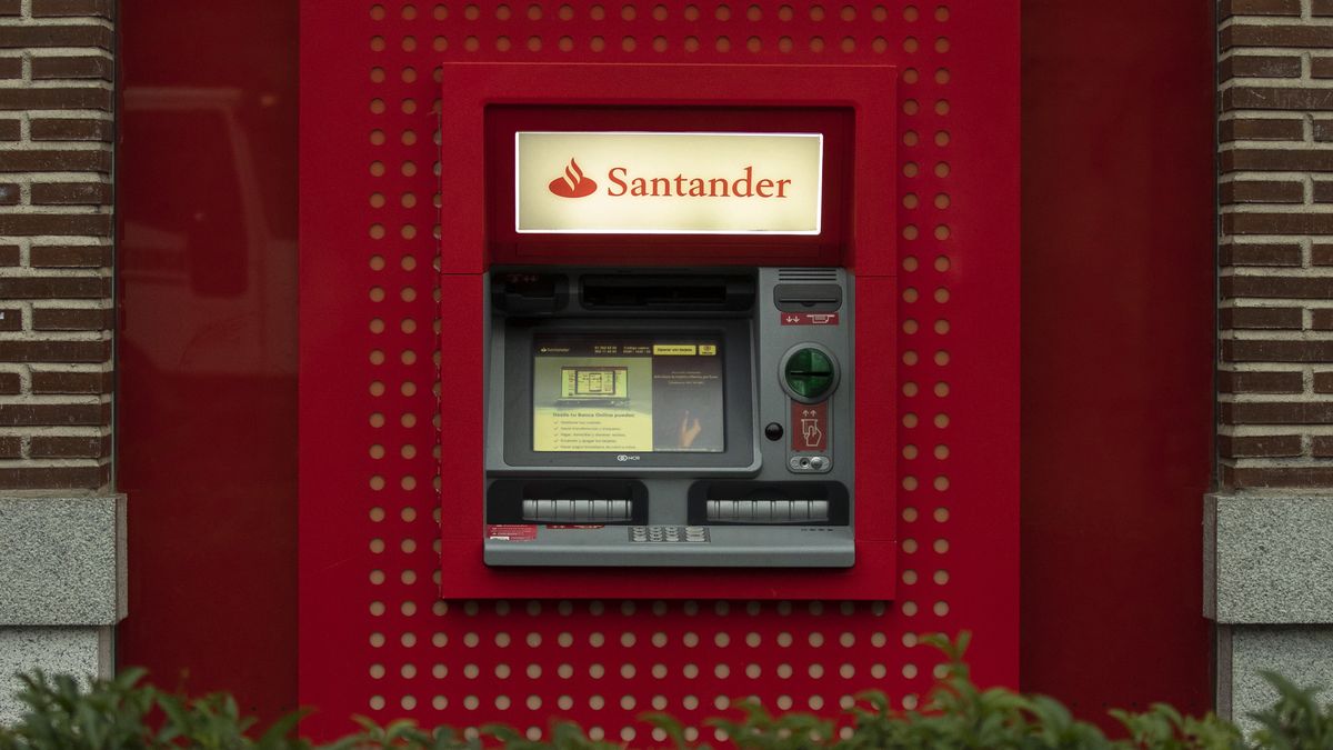MADRID, SPAIN - JANUARY 29: A Banco Santander's cash machine is seen at a bank's branch before a news conference to announce the 2019 results on January 29, 2020 in Boadilla del Monte, in Madrid, Spain. Banco Santander's net profit was 6.5 billion euros in 2019, an 17% decrease on the previous year. (Photo by Pablo Blazquez Dominguez/Getty Images)