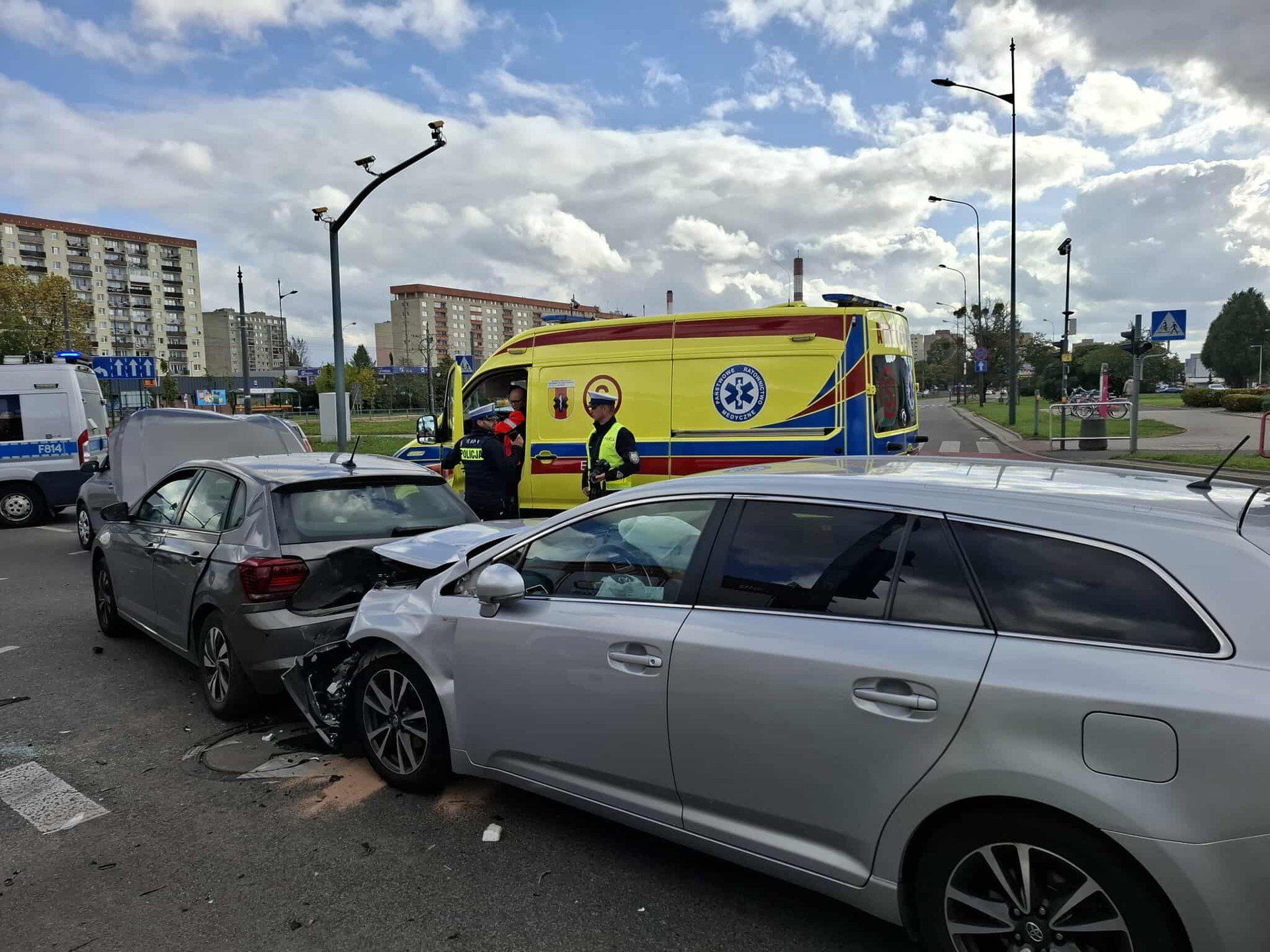 Wypadek w Łodzi zderzenie - 3 samochodów na rondzie Inwalidów