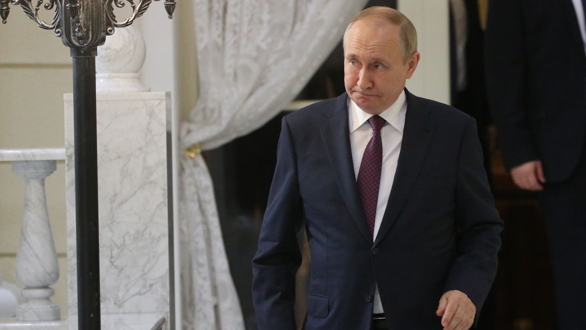 Russian President Putin Meets Armenian And Azerbaijani CounterpartsSOCHI, RUSSIA - OCTOBER 31 (RUSSIA OUT) Russian President Vladimir Putin enters the hall during his press conference at the Rus Sanatorium , October,31,2022, in Sochi, Russia. Leaders of Russia, Armenia and Azerbaijan gathered at Russia's Black Sea resort of Sochi for a tripartite meeting. (Photo by Contributor/Getty Images)Contributor