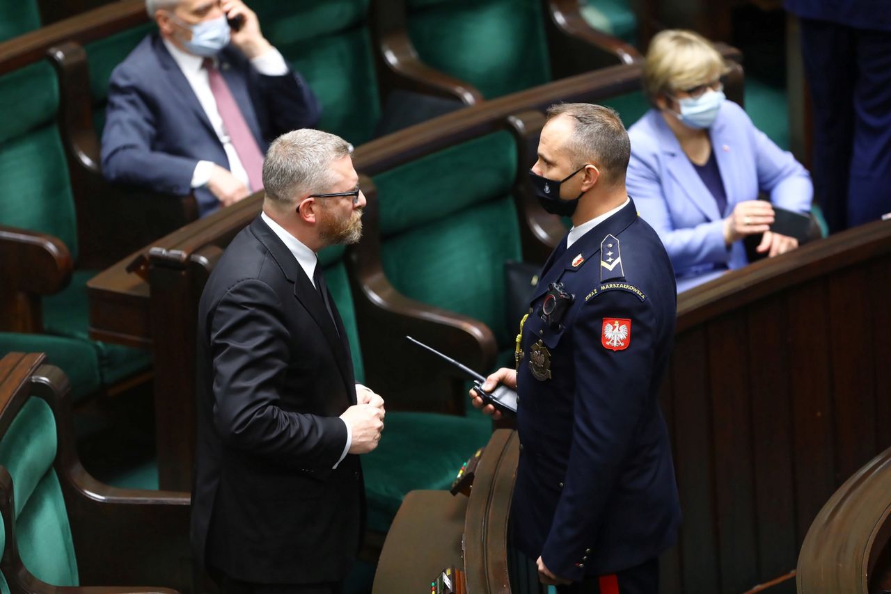 Grzegorz Braun ukarany w Sejmie. Powodem brak maseczki