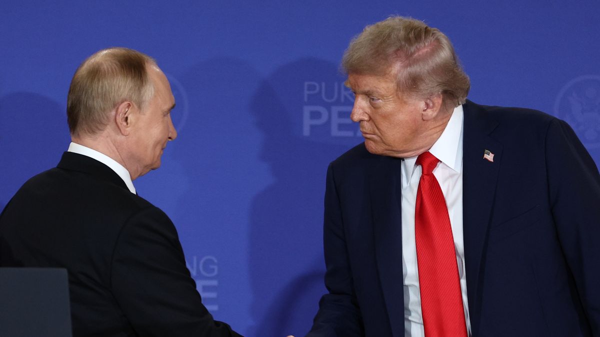 Russian President Vladimir Putin (L) and US President Donald Trump shake hands at the end of a joint news conference following their meeting at Joint Base Elmendorf-Richardson in Anchorage, Alaska, USA, 15 August 2025. EPA/SERGEY BOBYLEV/SPUTNIK/KREMLIN POOL / POOL MANDATORY CREDIT Dostawca: PAP/EPA.
