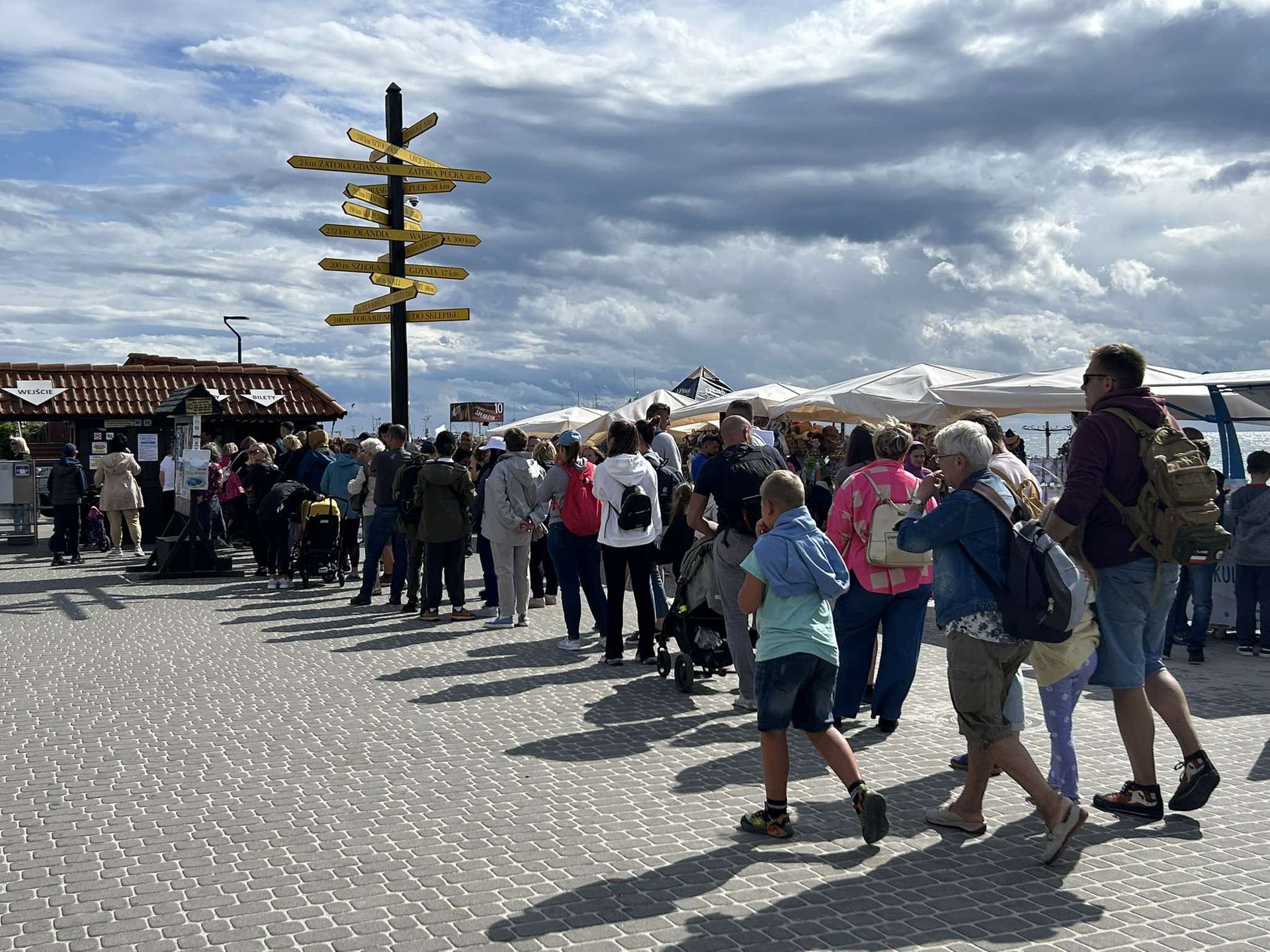 Długa kolejka ustawia się po bilety 
