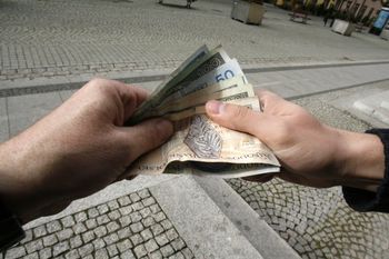 Jelenia Góra: Fałszywe banknoty w obiegu. Policja apeluje o czujność