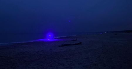 Tajemnicze światła na plaży. Mało kto wie, co oznaczają