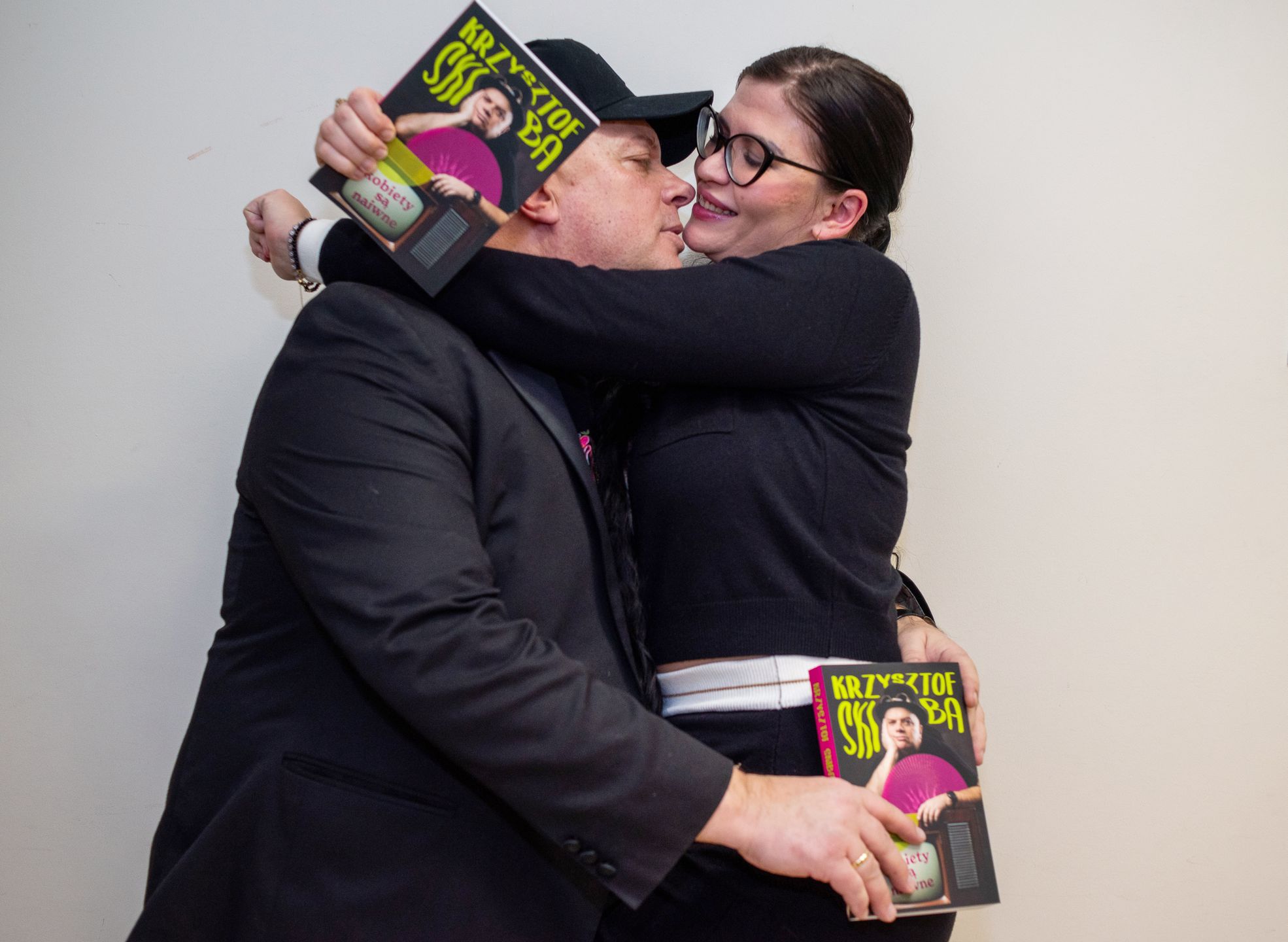 Krzysztof Skiba całuje się z ukochaną na premierze książki 