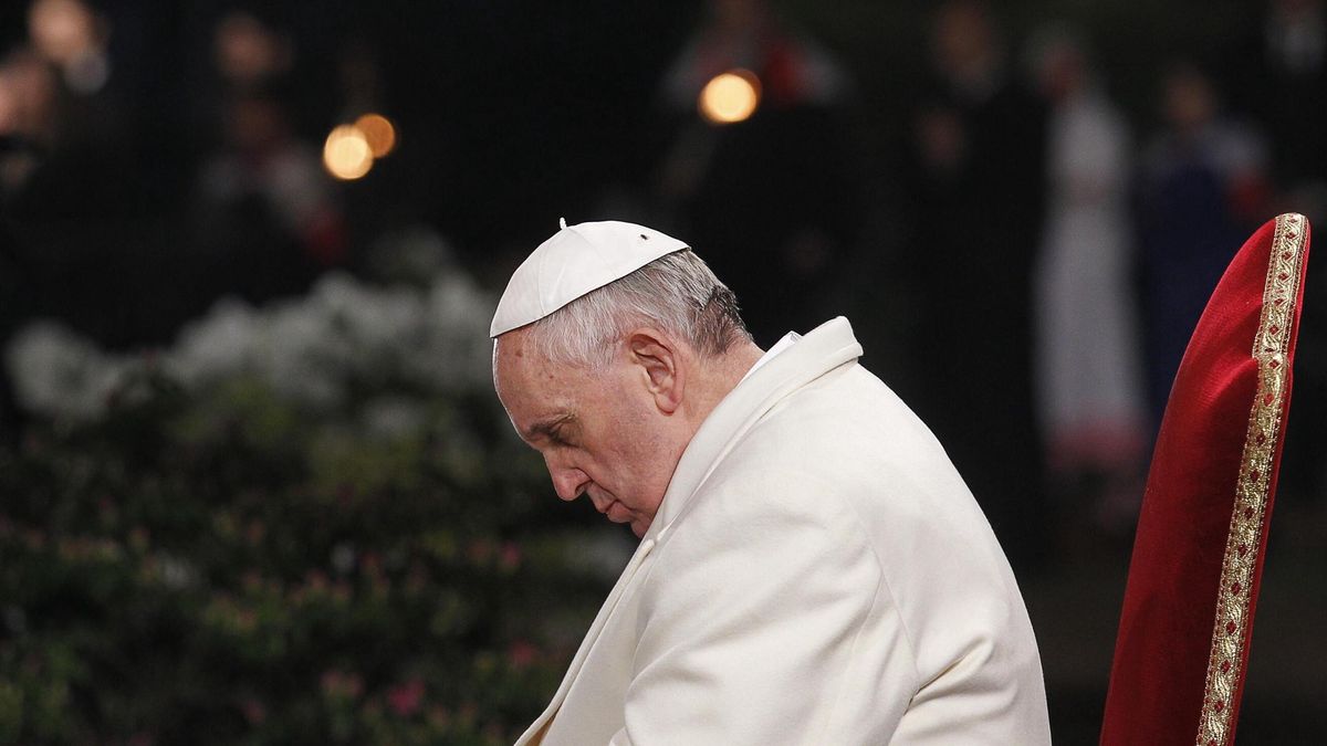 (FILE) Pope Francis leads the celebration of the Way of the Cross at the Colosseum on Good Friday in Rome, Italy, 29 March 2013 (reissued 21 April 2025). Pope Francis died on 21 April 2025 at the age of 88, according to the Holy See. Born Jorge Mario Bergoglio in Buenos Aires, Argentina on 17 December 1936, was appointed leader of the Catholic Church on 13 March 2013 succeeding pontiff Emeritus Benedict XVI. EPA/ALESSANDRO DI MEO Dostawca: PAP/EPA.