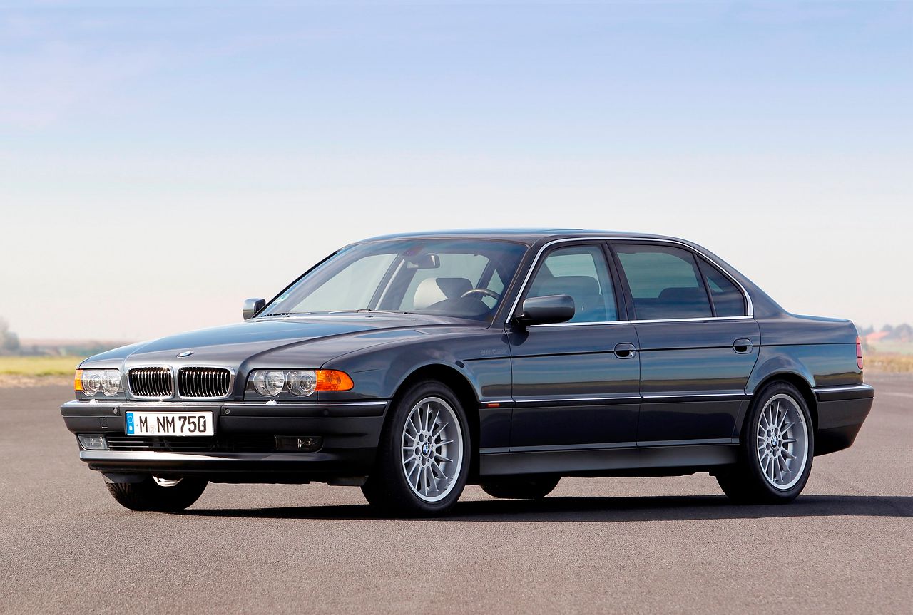 Przedłużone BMW Serii 7 tej generacji to klasyka niemieckiej marki, ale w niezłym stanie do jazdy da się je kupić za rozsądną cenę.