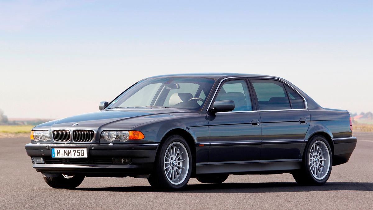 Przedłużone BMW Serii 7 tej generacji to klasyka niemieckiej marki, ale w niezłym stanie do jazdy da się je kupić za rozsądną cenę.