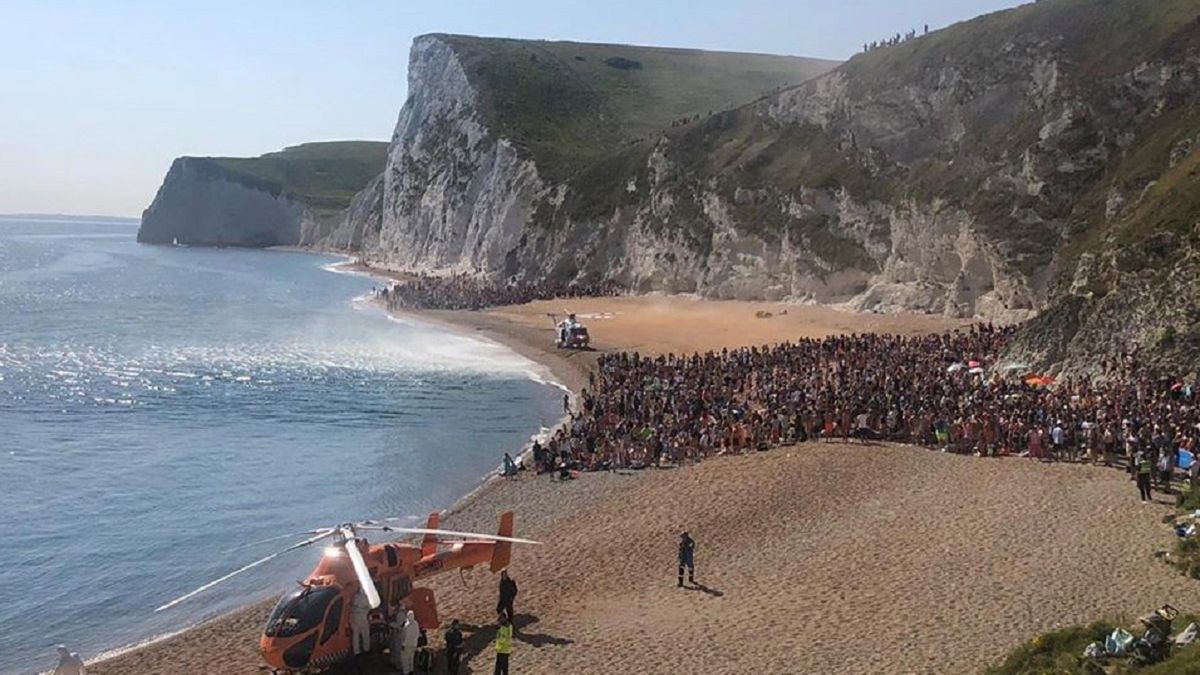 Policja z Dorset została wezwana na plażę Durdle Door. Trzy osoby zostały ranne. 