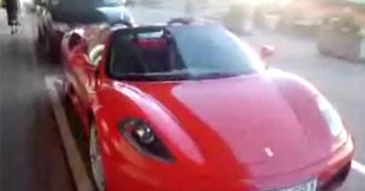 Teodorska szpanuje pożyczonym ferrari!