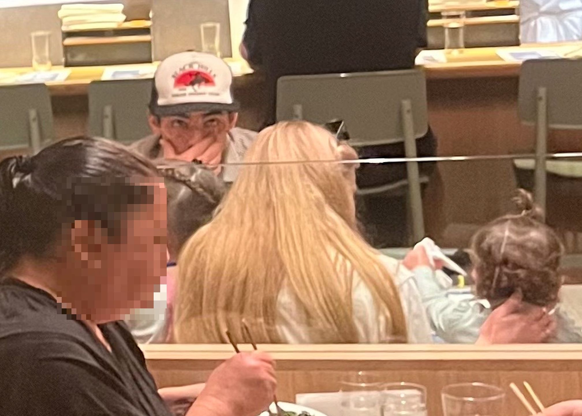 Joe Jonas i Sophie Turner na lunchu z córkami