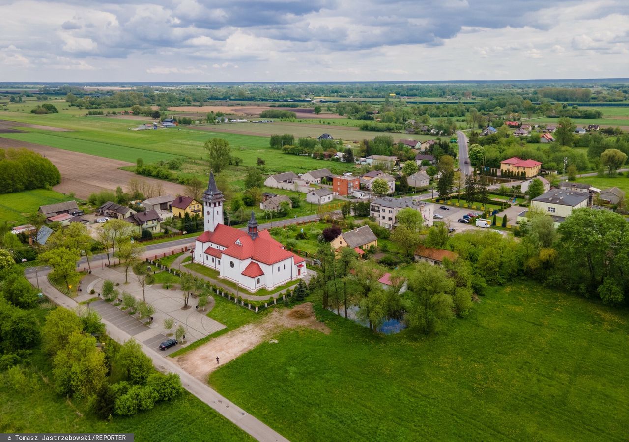 Lotnisko w Baranowie. Filmy, popcorn i wata cukrowa kontra protesty mieszkańców