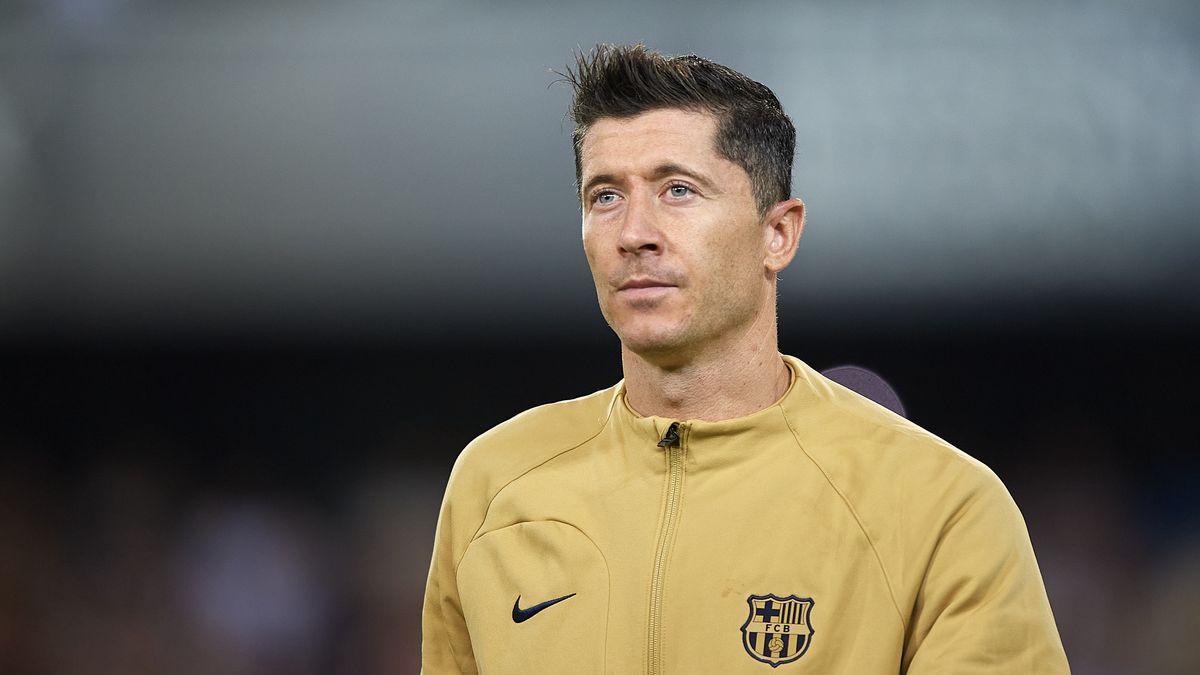 VALENCIA, SPAIN - OCTOBER 29: Robert Lewandowski of FC Barcelona looks on during the LaLiga Santander match between Valencia CF and FC Barcelona at Estadio Mestalla on October 29, 2022 in Valencia, Spain. (Photo by Silvestre Szpylma/Quality Sport Images/Getty Images)