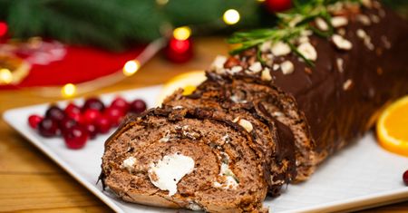 Ta obłędna rolada z czekoladowym akcentem smakuje jak z najlepszej cukierni