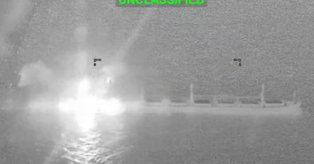 USA unieruchomiły statek w Zatoce Omańskiej. "Pocisk trafił w rufę"
