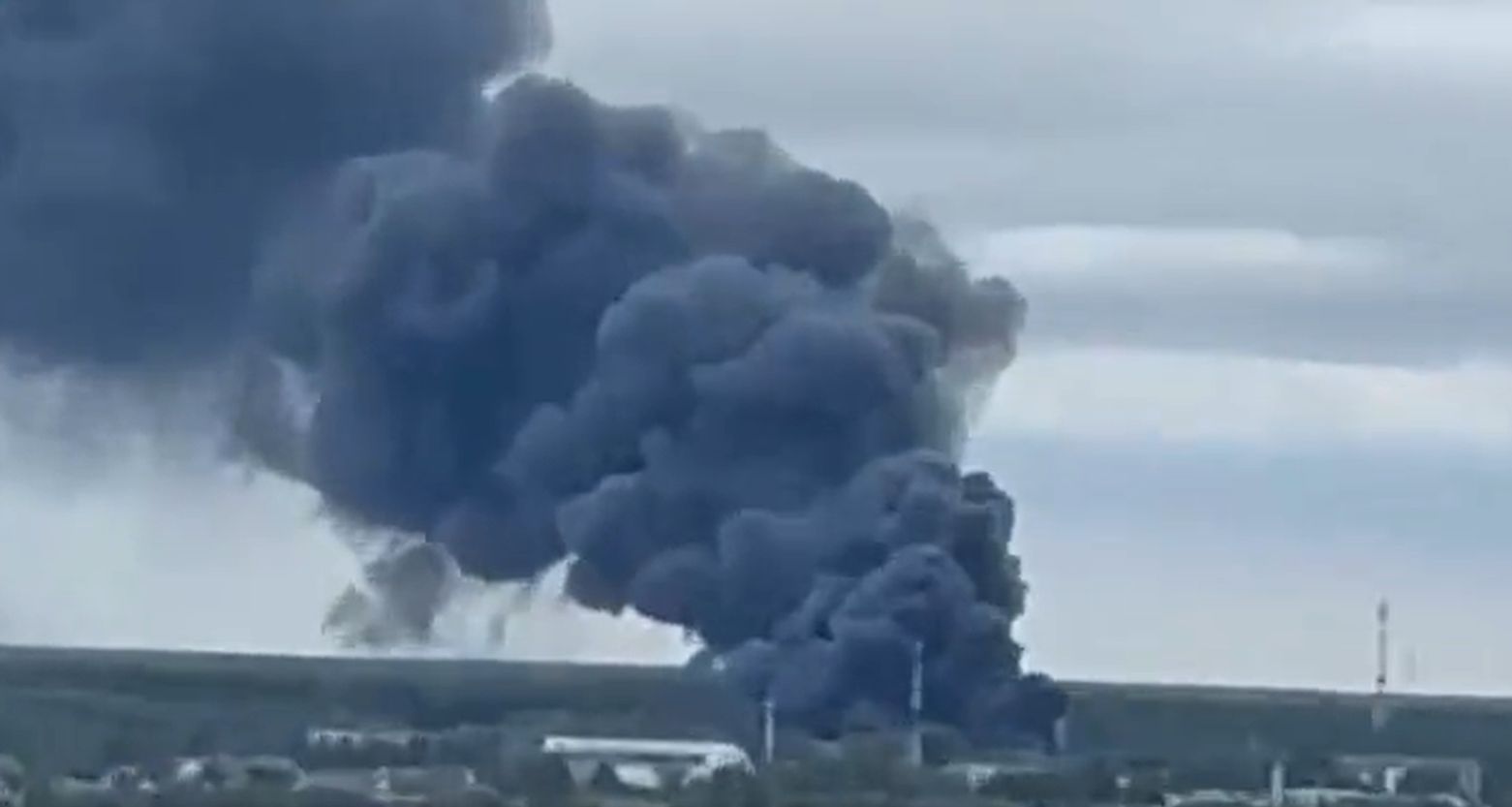 Słup czarnego dymu pod Moskwą. Duży pożar