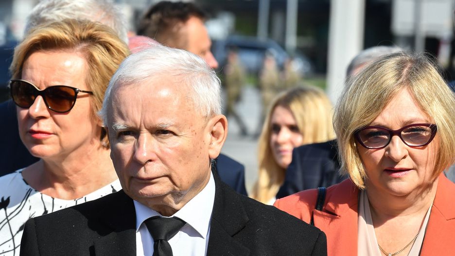 Warszawa, 10.07.2023. Wicepremier, prezes PiS Jarosław Kaczyński (2L) i europosłanka Jadwiga Wiśniewska (L) podczas porannych uroczystości na pl. Piłsudskiego w Warszawie, 10 bm. Trwają obchody miesięcznicy katastrofy smoleńskiej. (sko) PAP/Andrzej Lange
